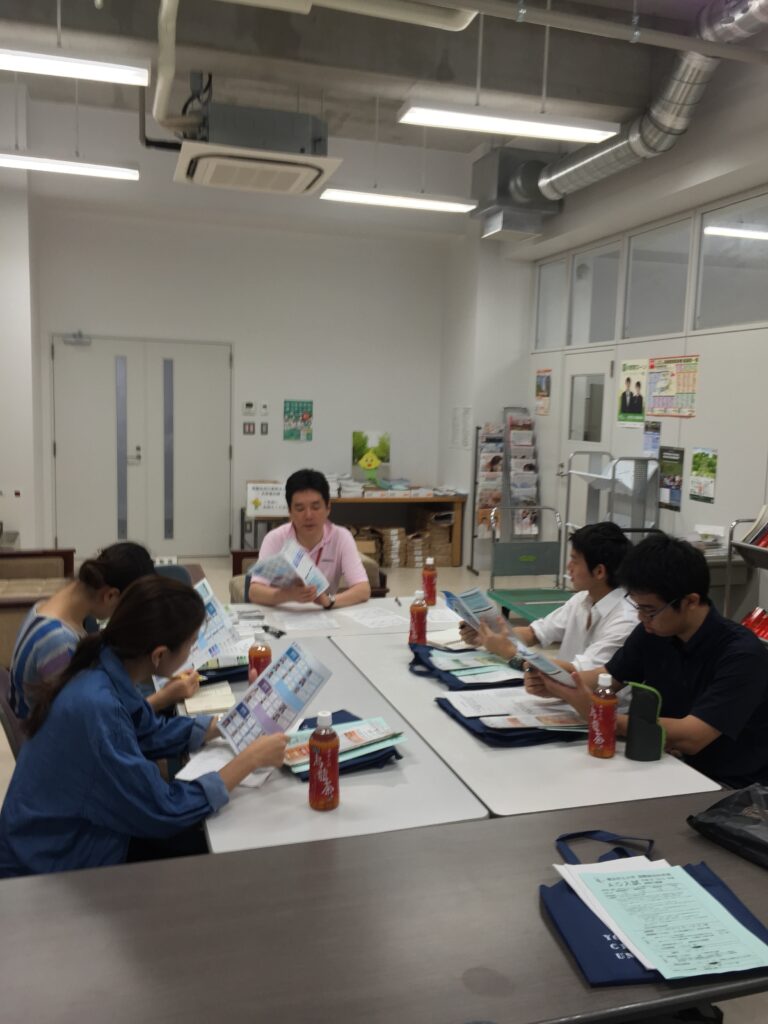 横浜市立大学（YCU）で出光准教授からYCUの説明を受ける受講生